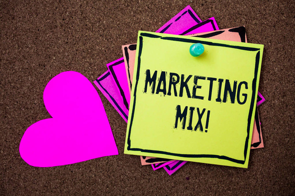 Szöveg jel mutatja a Marketing Mix motivációs hívja. Fogalmi fénykép márka termék piaci Multi színes kis ragadós határ hirdetőtáblán hüvelykujj célzó cselekvések rögzített megjelenítési szív - Fotó, kép