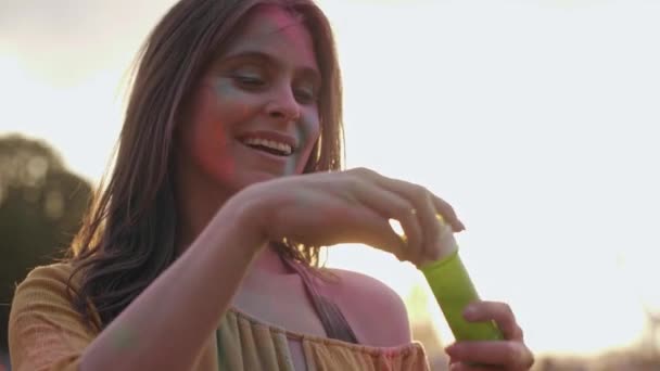 Kobieta dmuchanie baniek mydlanych w summer party - Materiał filmowy, wideo