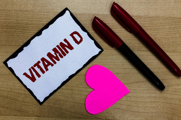 Sunbeam pozlama vitamin D. kavramsal fotoğraf yararları ve belirli yağda çözünen vitaminlerinin gösterilen metin işaret saf ahşap renkli harita işaretleyici kalem sanat iş siyah gölge anılar seviyorum - Fotoğraf, Görsel