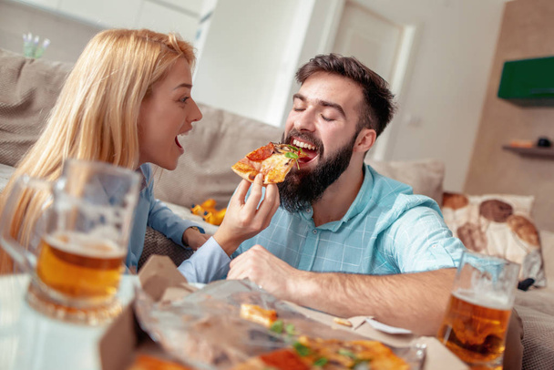 ピザを食べるカップルの家でおやつ. - 写真・画像