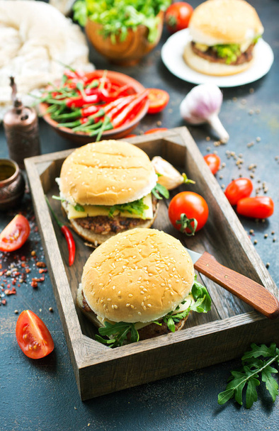 homemade burgers with hot chili peppers in wooden box - Foto, Bild