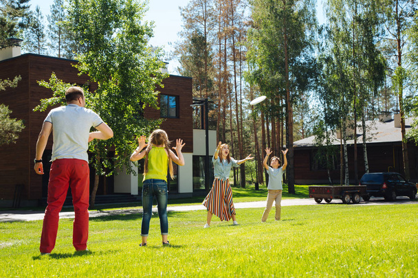 Happy family playing a game in the yard - Fotoğraf, Görsel