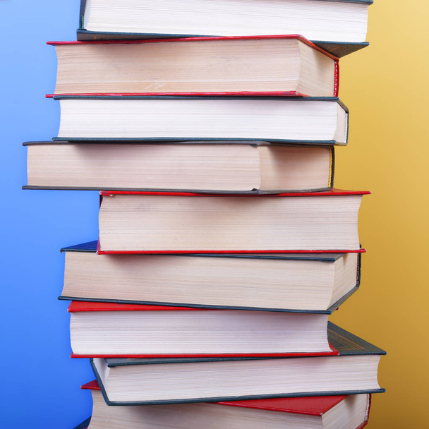 Wetenschap en onderwijs - close-up fragment stapel groep colorfull boeken geel blauwe achtergrond. - Foto, afbeelding