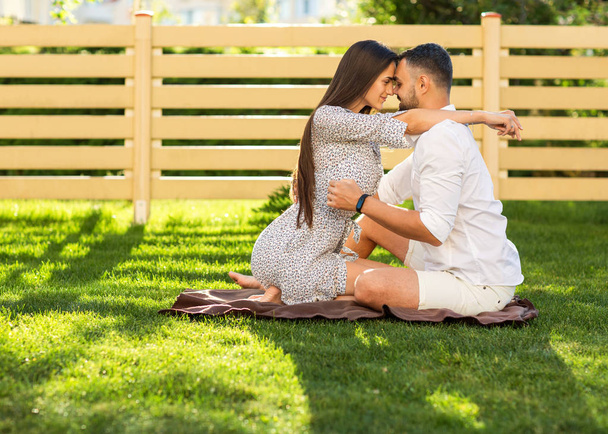 Verliebtes Paar bei einem Picknick in der Nähe seines Hauses, amerikanischer Stil. - Foto, Bild
