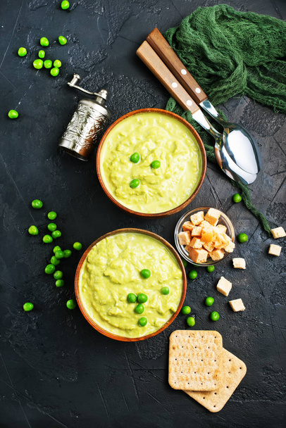 mashed green peas with crutons, healthy dinner  - Фото, зображення