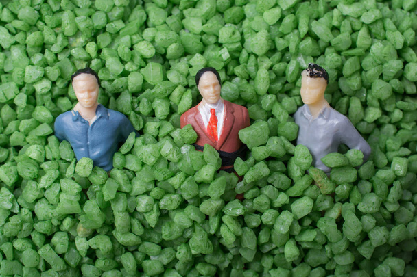 Gruppo di minuscole statuette dell'uomo in sabbia verde
 - Foto, immagini