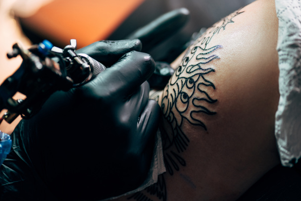 levágott lövés a tetoválás folyamatot a váll, a szalonban - Fotó, kép
