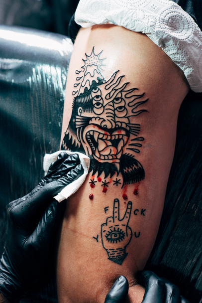 обрізаний знімок процесу татуювання на плечі в салоні
 - Фото, зображення