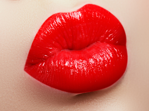 Kozmetik ve makyaj. Kırmızı ruj ve ruj. Moda dudak makyaj. Şehvetli kadın ağız. Güzel kadın dudakları parlak parlak dudak makyaj ile closeup. Güzellik kadın yüzü. Mükemmel temiz cilt - Fotoğraf, Görsel