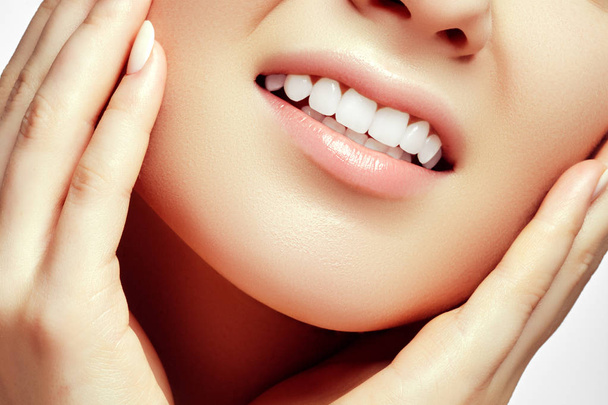 女性歯ホワイトニング後。幸せな笑顔の女性。歯科医療の概念。口腔ケア。綺麗な白い歯。口腔病学の概念。きれいな肌と美しいモデルの女の子 - 写真・画像