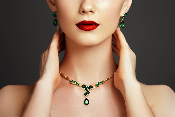 Elegante modieuze vrouw met sieraden. Mooie vrouw met emerald necklace. Jonge schoonheid model met emerald hanger. Sieraden en accessoires. Mode en beauty salon. Perfecte lip make-up - Foto, afbeelding