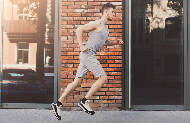 Νεαρός άνδρας τρέχει στην πόλη αντίγραφο χώρου - Φωτογραφία, εικόνα