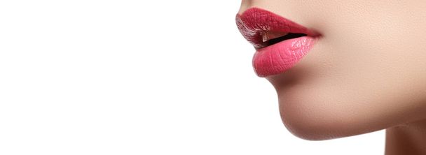 Крупный план губ женщины с яркой модой розовый глянцевый макияж. Макропурпурный макияж для губ. Сексуально розовый макияж губ. Высоконасыщенный цвет. Помада
 - Фото, изображение