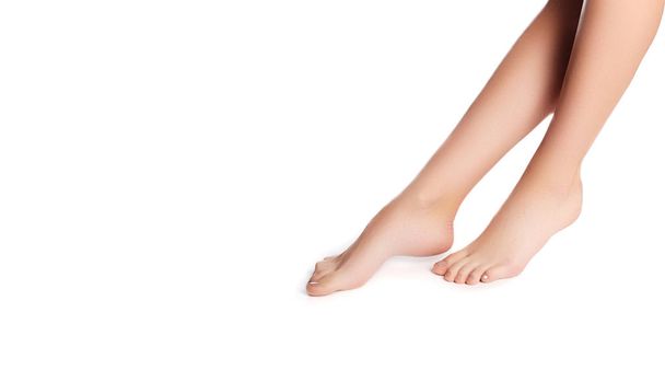 naisen jalat eristetty valkoinen. Käyttöönotto tai muu terveyden käsite
 - Valokuva, kuva