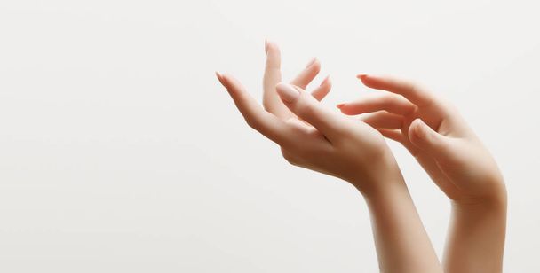 Περιποίηση χεριών δέρματος. Κοντινό πλάνο, όμορφη γυναίκα χέρια με ελαφρύ μανικιούρ για τα νύχια. Κρέμα για τα χέρια και τη θεραπεία. - Φωτογραφία, εικόνα