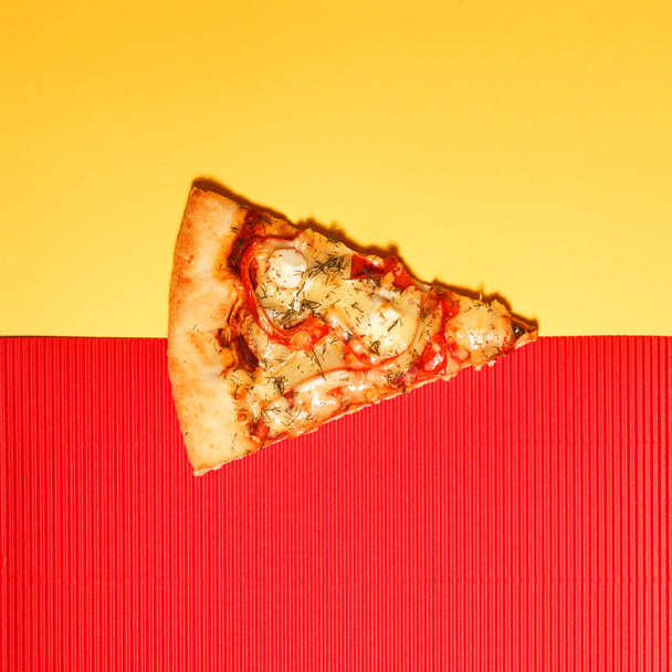 Photo minimaliste de mode et de beauté. Concept de minimalisme. Pizza Margherita juste mozzarella et sauce tomate avec un peu de basilic frais
 - Photo, image