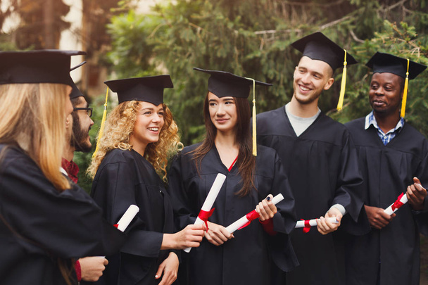 Gruppe multiethnischer Studenten am Abschlusstag - Foto, Bild