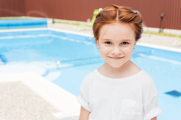 Close-up πορτρέτο του αξιολάτρευτο μικρό παιδί μπροστά από την πισίνα - Φωτογραφία, εικόνα
