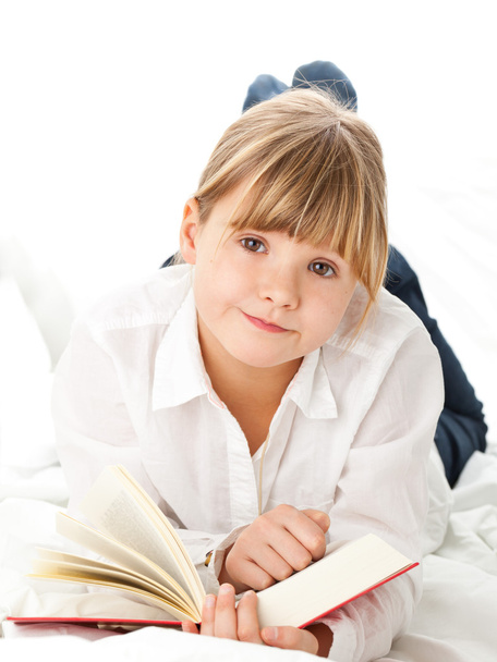Girl reading book - Foto, immagini