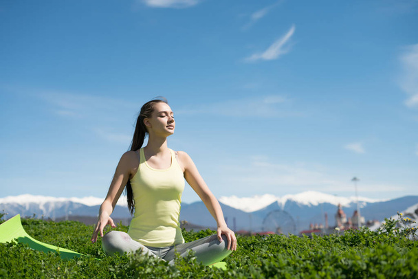 spokojny, zrelaksowany dziewczyna medytuje i robi joga na zewnątrz w słońcu - Zdjęcie, obraz