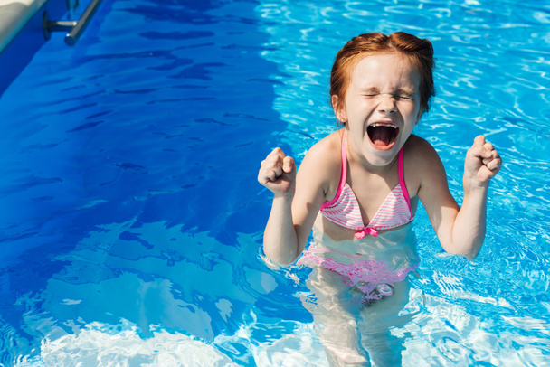 crier petit enfant en bikini dans la piscine
 - Photo, image