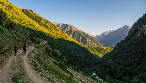 Deux amis font de la randonnée dans les montagnes du Caucase. Piste vers Elbrus - la plus haute montagne d'Europe
 - Photo, image