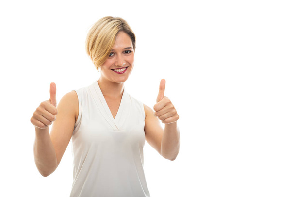 Jonge mooie zakelijke vrouw weergegeven: dubbele duim omhoog gebaar op zwarte achtergrond met copypsace reclame gebied - Foto, afbeelding