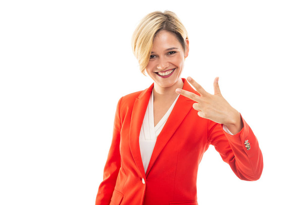 junge hübsche Geschäftsfrau zeigt Geste Nummer drei auf schwarzem Hintergrund mit Copypsace-Werbefläche - Foto, Bild
