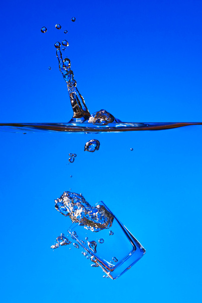 glas vallen in het water, plons - Foto, afbeelding
