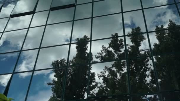 σύννεφα προβληματισμό σχετικά με γυάλινη πρόσοψη - σύγχρονο κτίριο γραφείων - Πλάνα, βίντεο