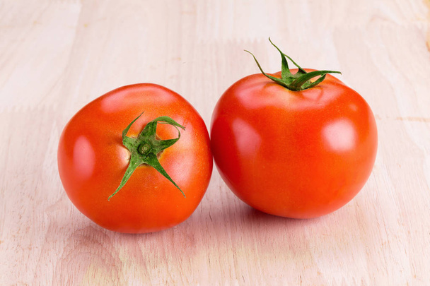 Tomates fraîches mûres sur table en bois
 - Photo, image
