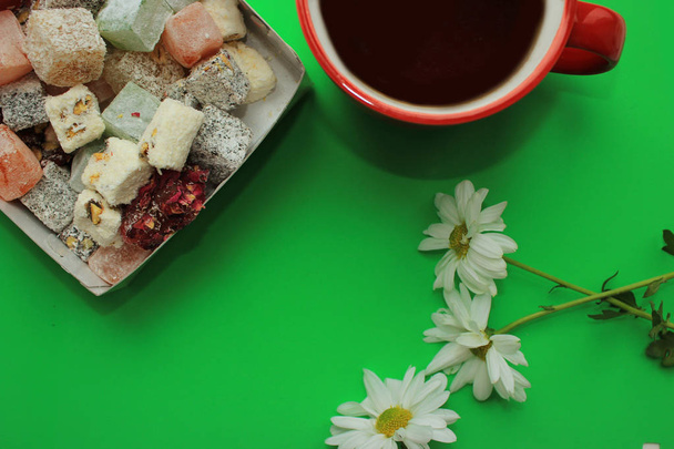 朝食コンセプト。トルコ料理、熱いお茶と新鮮なカモミールのお菓子 - 写真・画像