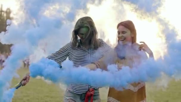 Duas jovens mulheres com bomba de fumo comemorando o festival de verão
 - Filmagem, Vídeo