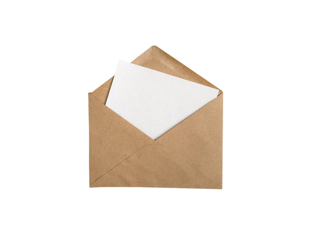 Kraft papír obálka s bílou prázdnou kartu izolované na bílém - Fotografie, Obrázek