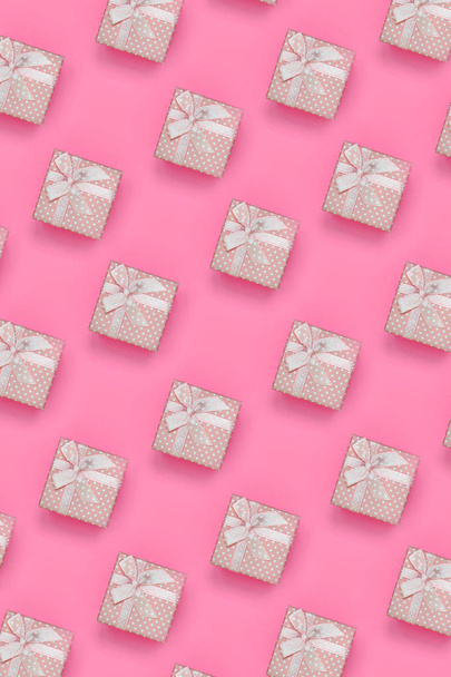 Um monte de caixas de presente rosa encontra-se no fundo textura da moda pastel papel cor-de-rosa no conceito mínimo. Padrão moderno abstrato
. - Foto, Imagem