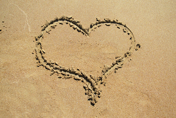 συντάσσονται καρδιά στην άμμο - εικόνα ημέρα του Αγίου Βαλεντίνου - ρομαντική αγάπη καρδιά  - Φωτογραφία, εικόνα