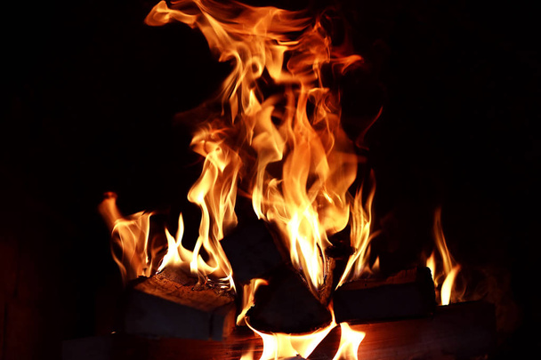 Довгі язики полум'я палаючого вогню
 - Фото, зображення