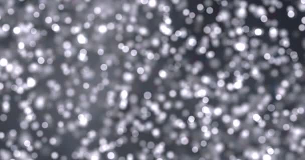 karácsonyi digitális csillogó ezüst színű részecskék bokeh ezüst alapon, ünnep karácsony ünnepi boldog új évet esemény folyó szikra - Felvétel, videó
