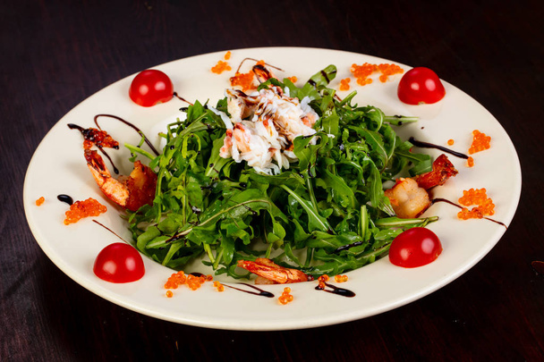 Salaatti katkarapuja ja rapuja tarjoillaan punainen kaviaari
 - Valokuva, kuva