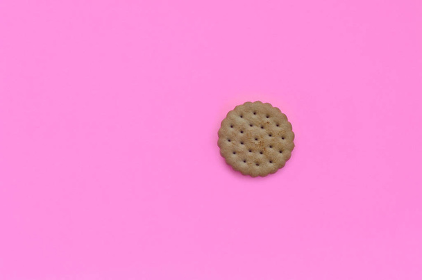 Biscuit miniature sur fond rose. Concept minimaliste à la mode de nourriture et de dessert. Pose plate abstraite, vue du dessus
. - Photo, image