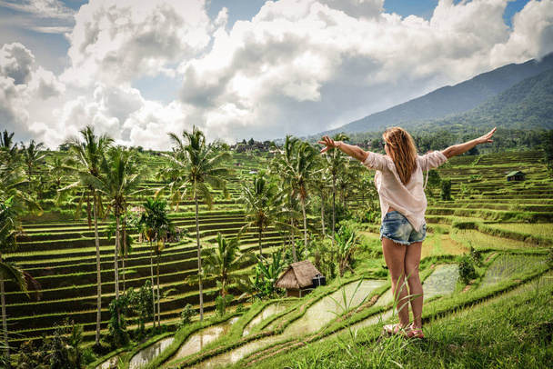 Beautiful  woman looking at beautiful tegallalang rice terrace in Bali, Indonesia - Фото, изображение