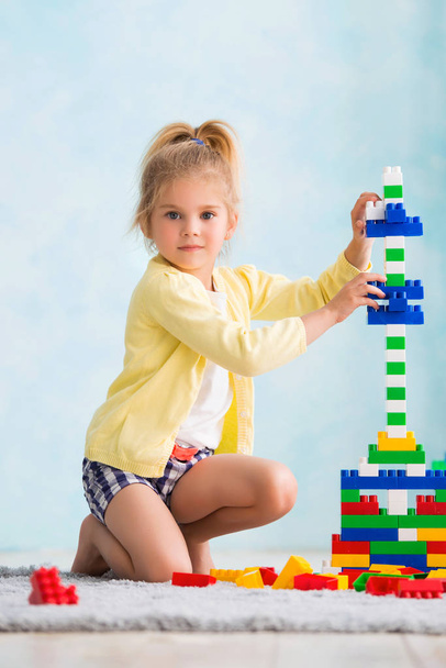 the girl built a tower of cubes. The joy of games - Photo, image