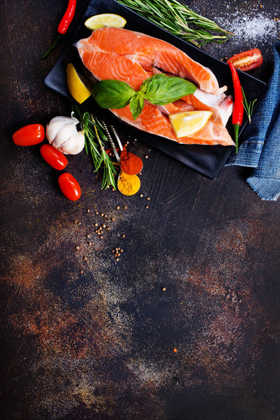 raw salmon steak with salt and ingredients  - Foto, Imagem