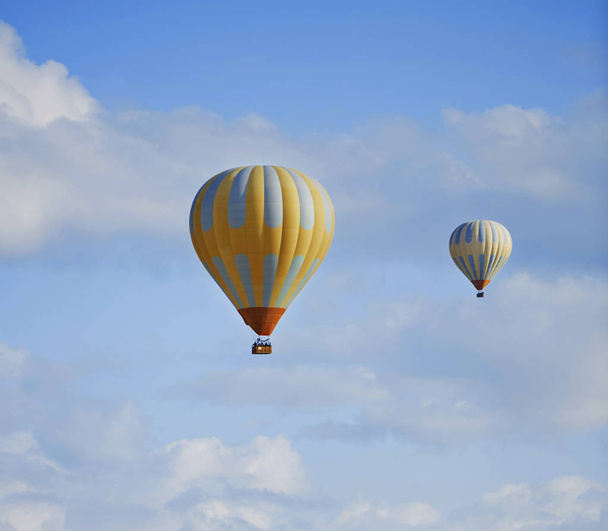 Δύο θερμού αέρα μπαλόνια που πετούν στον ουρανό - Φωτογραφία, εικόνα