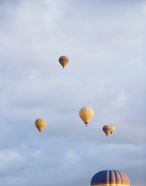 Groupe de montgolfières volant dans le ciel
 - Photo, image