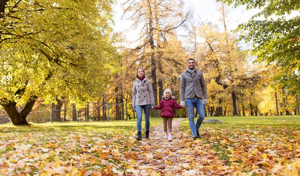happy family walking at autumn park - Foto, afbeelding