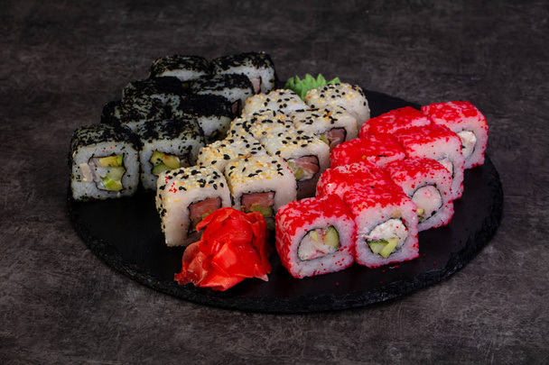 Set de sushi japonés con varios ingredientes
 - Foto, imagen