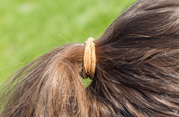 Banda de pelo amarillo, haciendo una cola - Mujer de cabello castaño
 - Foto, Imagen