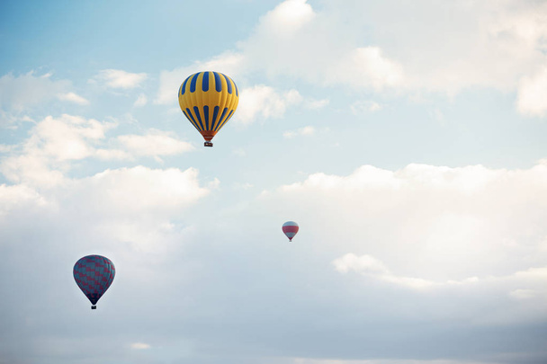 Tres globos de aire caliente volando en el cielo
 - Foto, Imagen