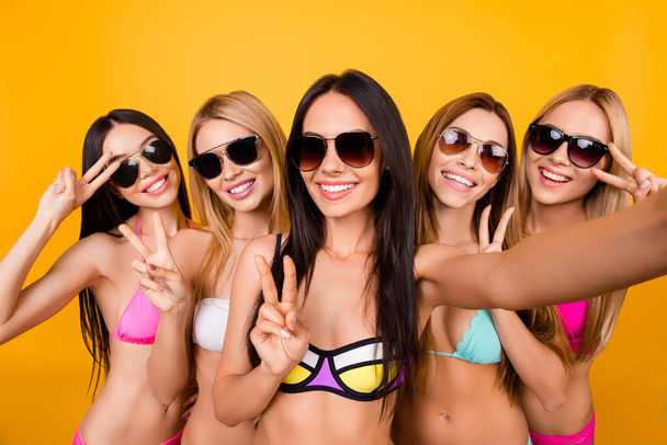 Selfie zamanı, bayanlar! Beş kız serin yüzmek takım elbise ve güneş gözlüğü vurdu selfie fotoğraf için poz olan, o esmer alıyor. Bunlar el hareketi, anılar yapma, havuzun zevk - Fotoğraf, Görsel